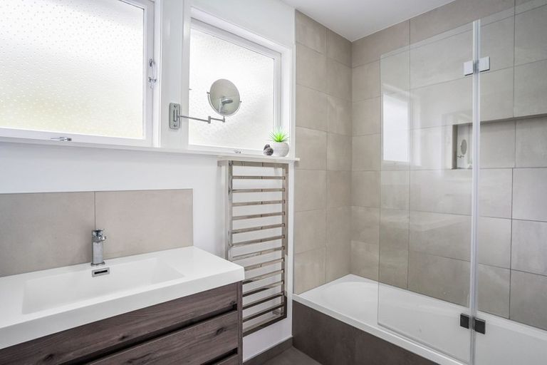 Photo of property in 20 Kapuka Road, Mangere Bridge, Auckland, 2022