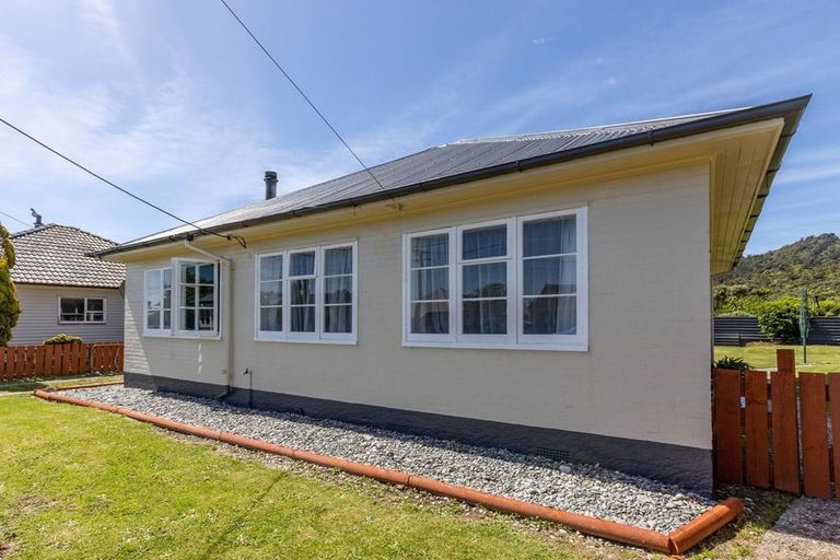 Photo of property in 9 Kerr Avenue, Cobden, Greymouth, 7802