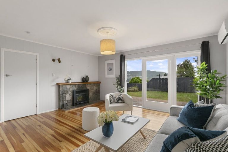 Photo of property in 49 Cotswold Crescent, Newlands, Wellington, 6037