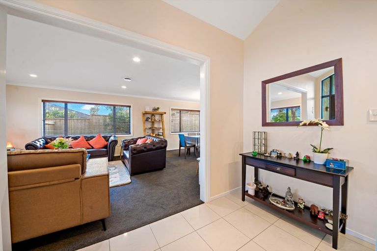 Photo of property in 11 Walter Haddrell Crescent, Flat Bush, Auckland, 2016