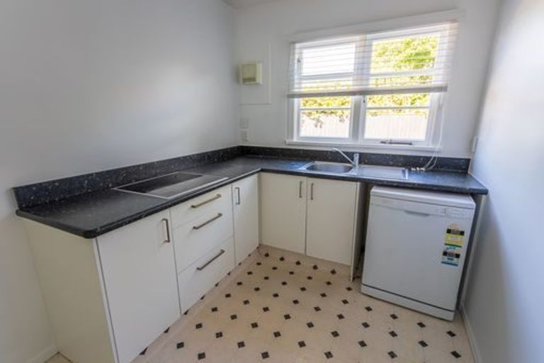 Photo of property in 33 Pahiatua Street, Hokowhitu, Palmerston North, 4410