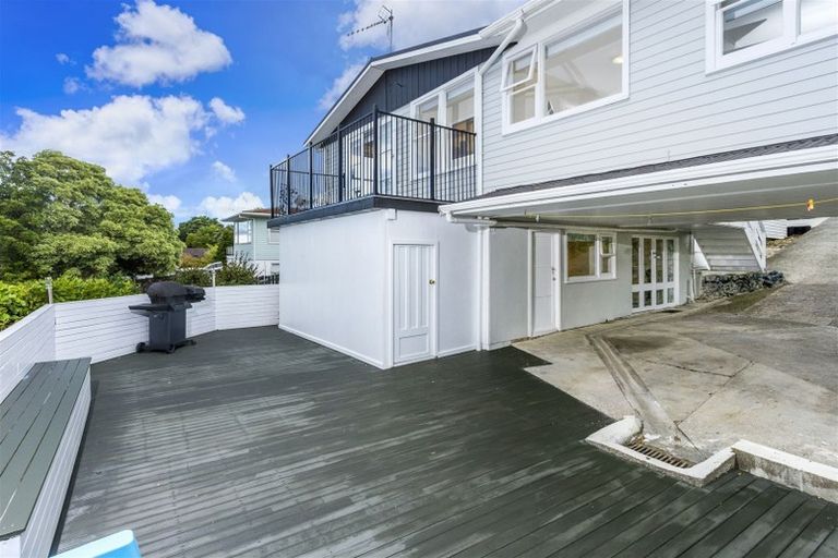 Photo of property in 2/253 Wairau Road, Totara Vale, Auckland, 0627