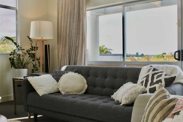 Photo of property in 15 Courtneys, West Harbour, Auckland, 0618