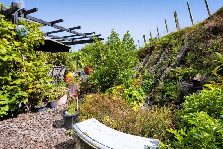 Photo of property in 2 Te Ara Karoiroa Road, Hurford, New Plymouth, 4374