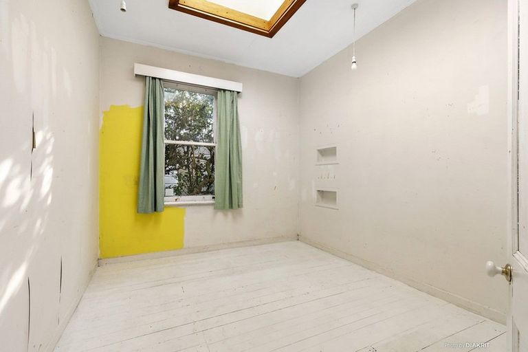 Photo of property in 43 Military Road, Northland, Wellington, 6012