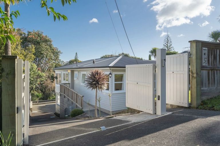 Photo of property in 5 Sea Vista Avenue, Beach Haven, Auckland, 0626