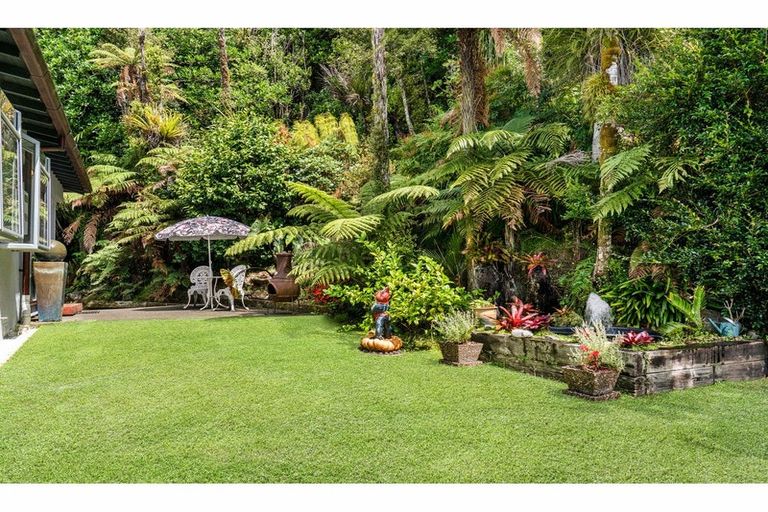 Photo of property in 854 West Coast Road, Waiatarua, Auckland, 0604