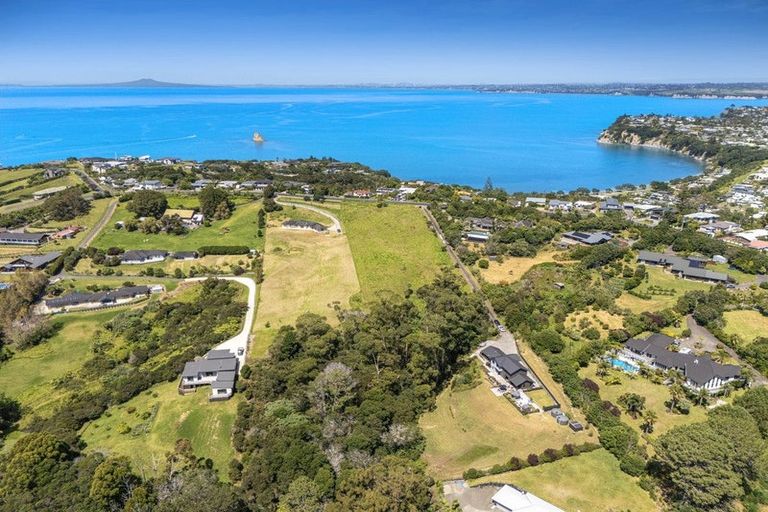 Photo of property in 8 Roberts Road, Matakatia, Whangaparaoa, 0930