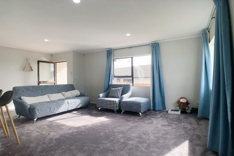 Photo of property in 2/3 Sevilla Place, Unsworth Heights, Auckland, 0632