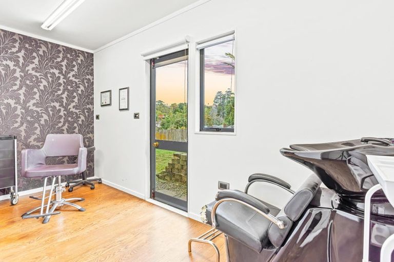 Photo of property in 21 Breenagh Place, Massey, Auckland, 0614