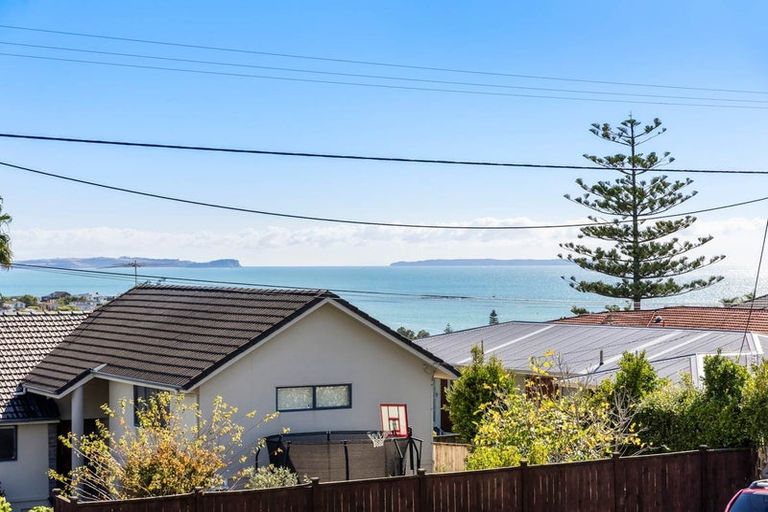 Photo of property in 21e Knights Road, Rothesay Bay, Auckland, 0630