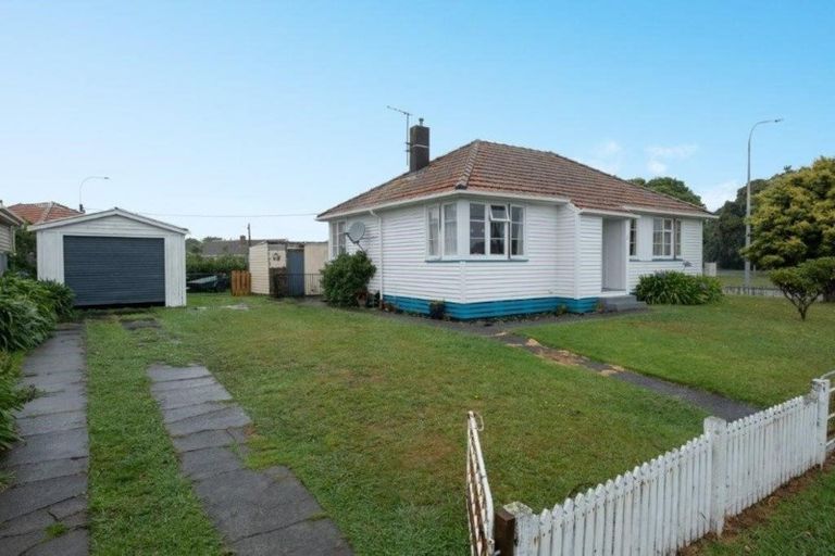 Photo of property in 2 Waihi Road, Hawera, 4610