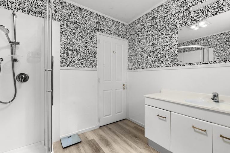 Photo of property in 2/12 Ambury Place, Merrilands, New Plymouth, 4312