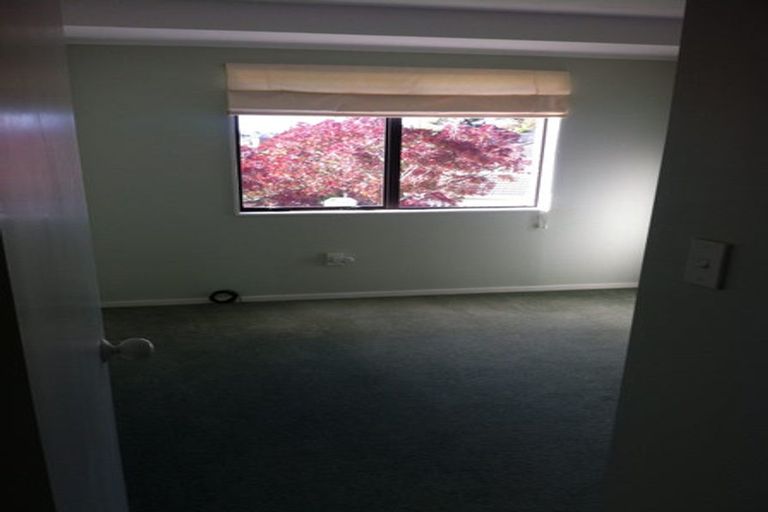 Photo of property in 2/138 Sunset Road, Unsworth Heights, Auckland, 0632