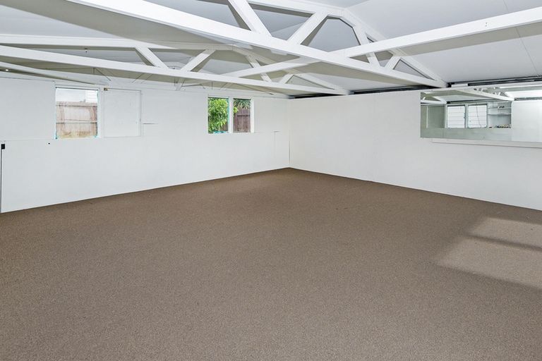 Photo of property in 2 Navigator Place, Papatoetoe, Auckland, 2025