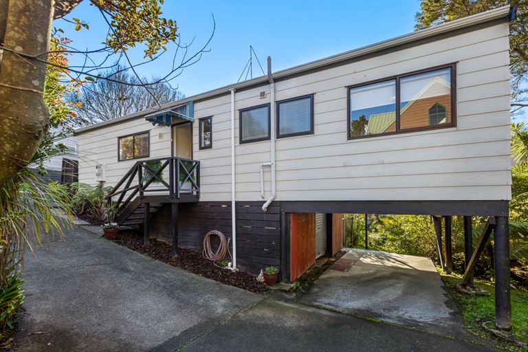 Photo of property in 3/39 Fairmount Road, Titirangi, Auckland, 0604
