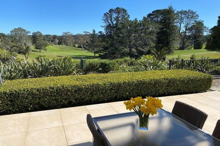 Photo of property in 52 English Oak Drive, Schnapper Rock, Auckland, 0632