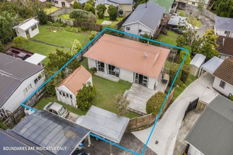 Photo of property in 4/23 Luckens Road, West Harbour, Auckland, 0618