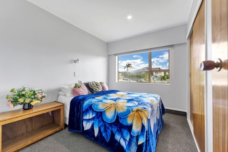 Photo of property in 17 Edgewater Parade, Waiuku, 2123