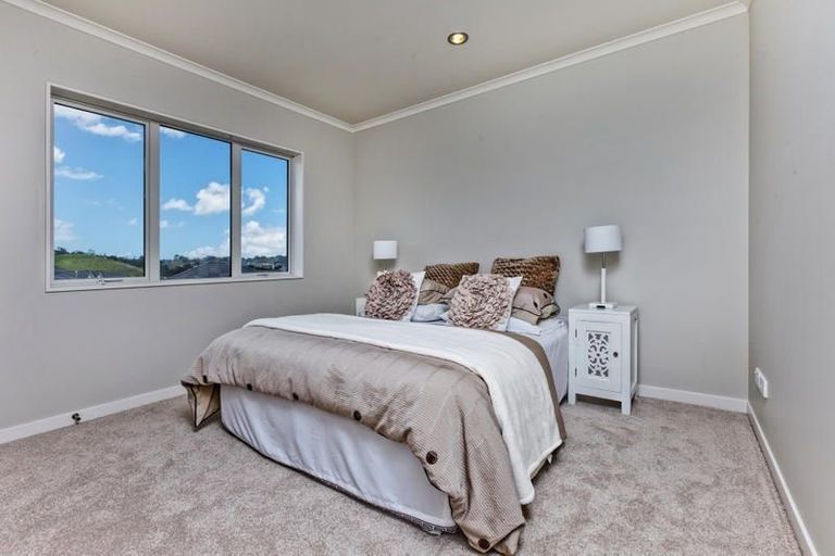 Photo of property in 70 Huntington Park Drive, Greenhithe, Auckland, 0632