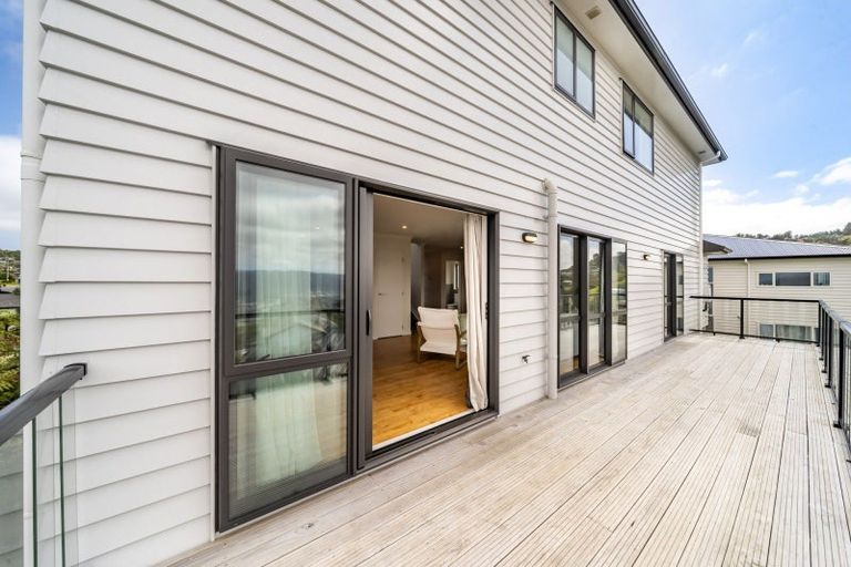 Photo of property in 8 Poto Road, Normandale, Lower Hutt, 5010