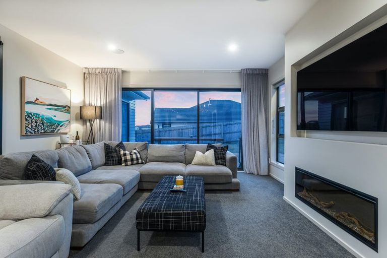 Photo of property in 20 Queen Charlotte Drive, Aotea, Porirua, 5024