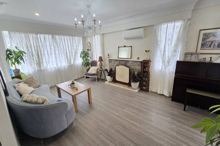 Photo of property in 15 Sherwood Avenue, Te Atatu South, Auckland, 0610