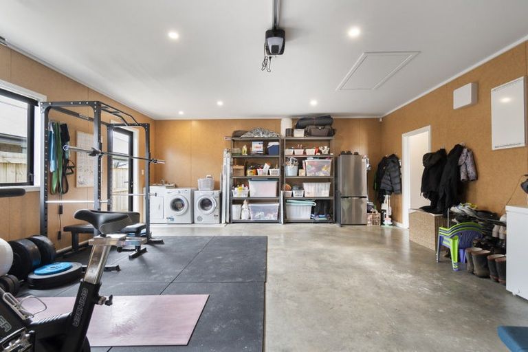 Photo of property in 18 Atlantic Drive, Fitzherbert, Palmerston North, 4410