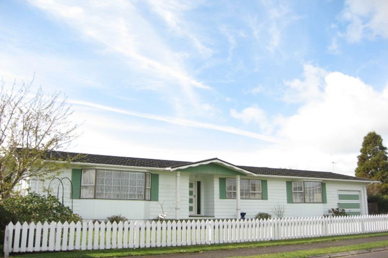 Photo of property in 2 Pokaka Place, Inglewood, 4330