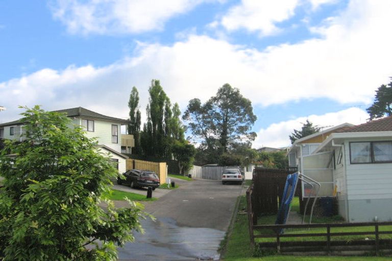 Photo of property in 14 Halloran Place, Massey, Auckland, 0614