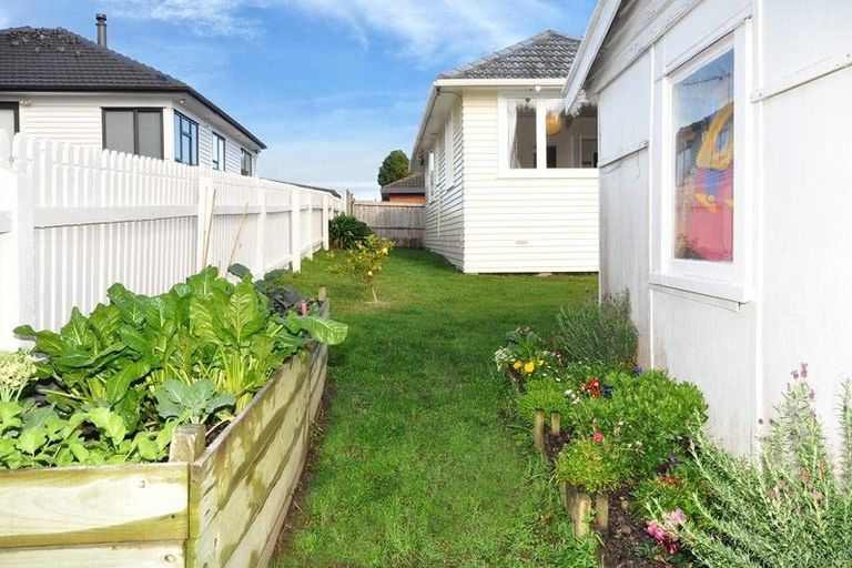 Photo of property in 10 Netherlands Avenue, Kelston, Auckland, 0602