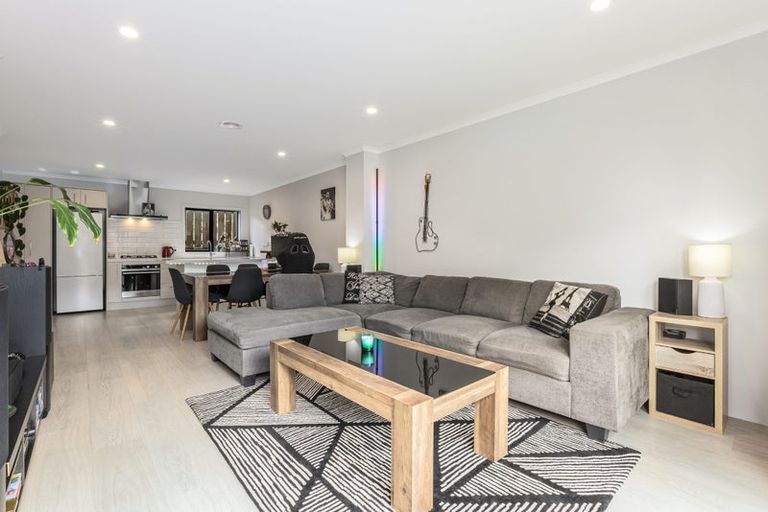 Photo of property in 7/9 Surrey Street, Tawa, Wellington, 5028