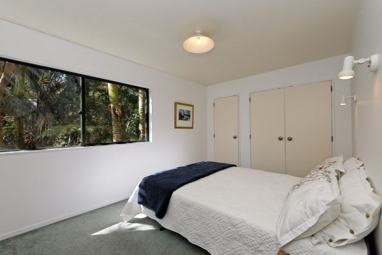 Photo of property in 15 Rayner Road, Piha, 0772