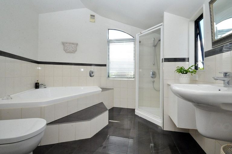 Photo of property in 1/8 Tui Glen Road, Birkenhead, Auckland, 0626