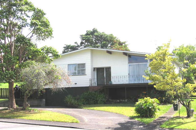 Photo of property in 33 Temuri Place, Glendene, Auckland, 0602