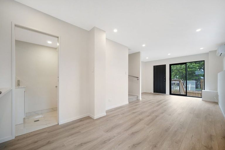 Photo of property in 2/11 Stottholm Road, Titirangi, Auckland, 0604