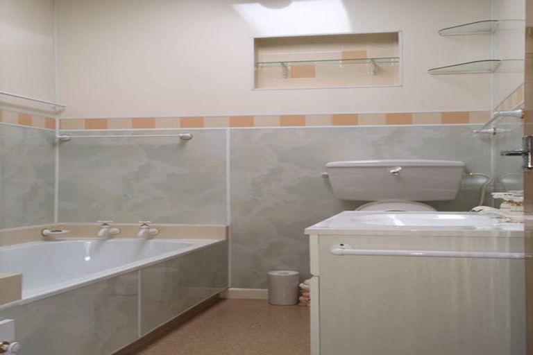 Photo of property in 34 Hungerford Road, Lyall Bay, Wellington, 6022