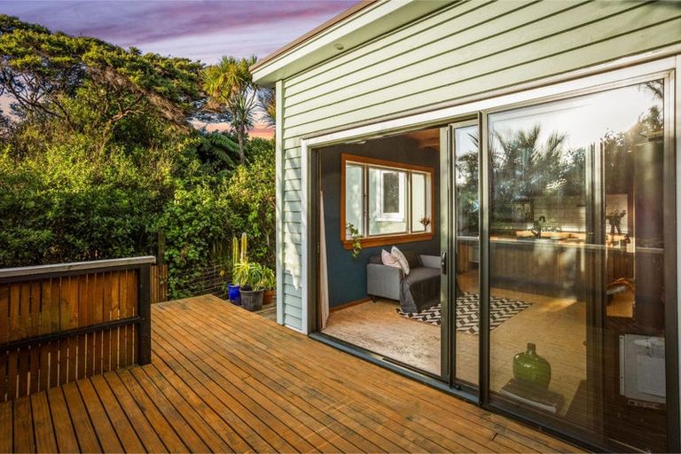 Photo of property in 132 Seaview Road, Piha, New Lynn, 0772