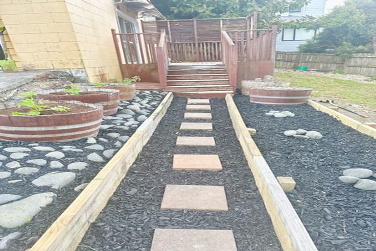 Photo of property in 2/59 Pupuke Road, Birkenhead, Auckland, 0627