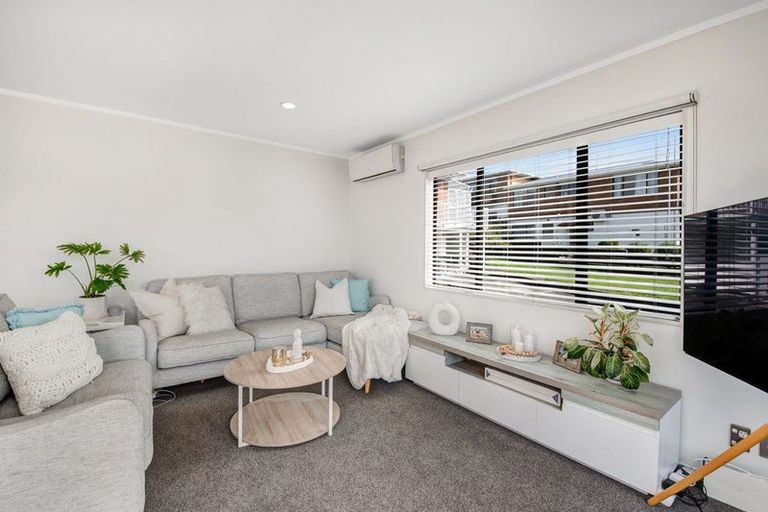 Photo of property in 13 Red Beach Road, Red Beach, 0932