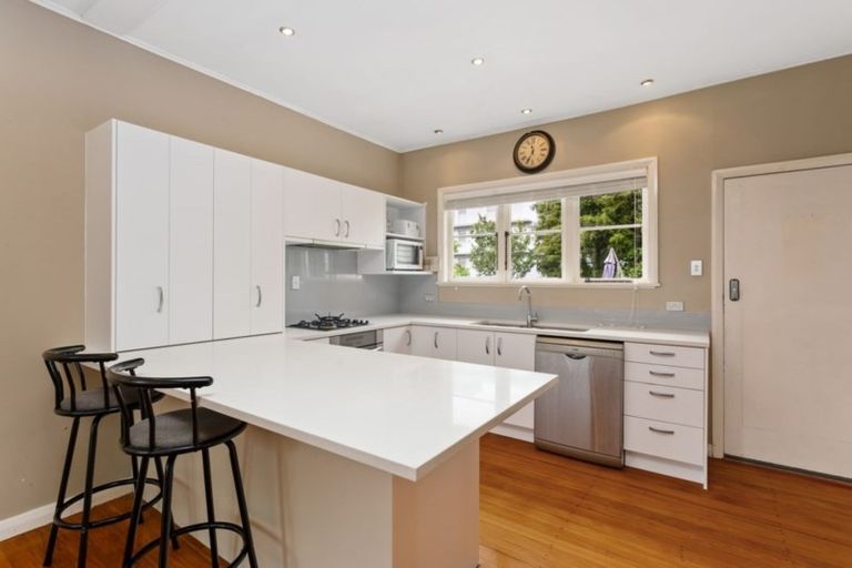Photo of property in 32 Onewa Road, Northcote Point, Auckland, 0627