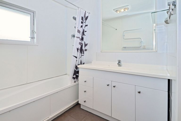 Photo of property in 1/1 Broadview Place, Howick, Auckland, 2014