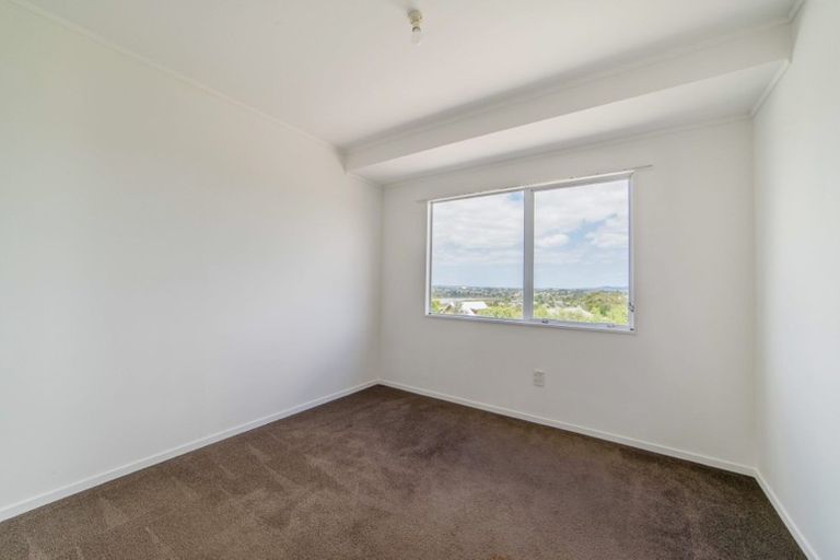 Photo of property in 11 Worthington Place, West Harbour, Auckland, 0618