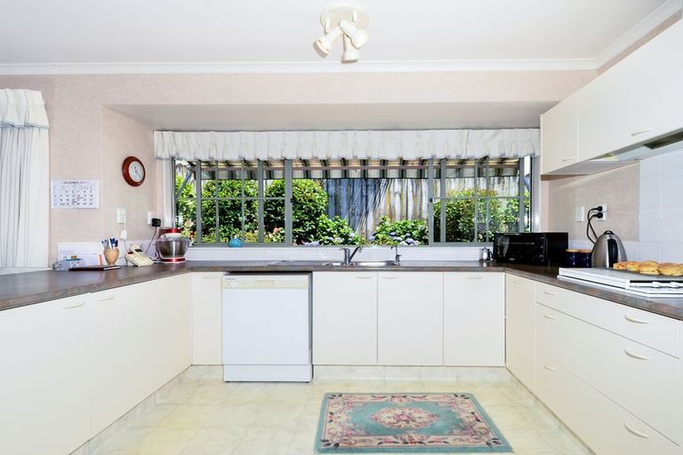 Photo of property in 104 Buscomb Avenue, Henderson, Auckland, 0610