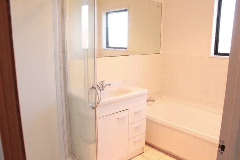 Photo of property in 50 Aviemore Drive, Highland Park, Auckland, 2010