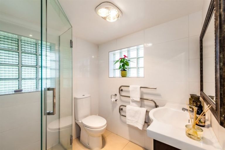 Photo of property in 1/2 Elizabeth Place, Mairangi Bay, Auckland, 0630