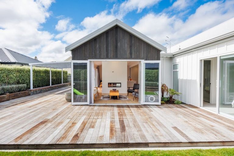 Photo of property in 48 Memorial Drive, Hokowhitu, Palmerston North, 4410