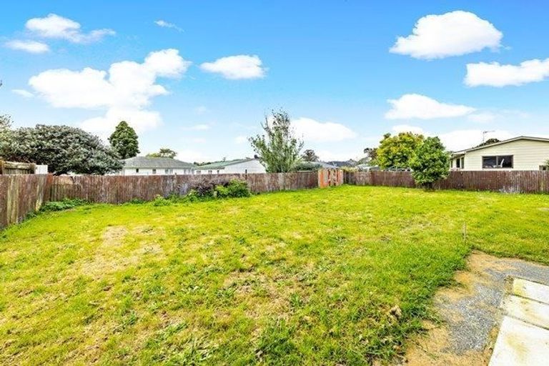 Photo of property in 30 Sutton Crescent, Papakura, 2110
