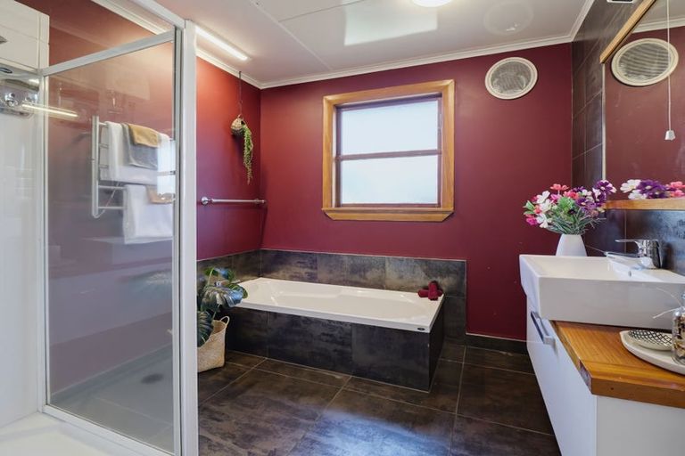 Photo of property in 1 Maxwells Line, Awapuni, Palmerston North, 4412