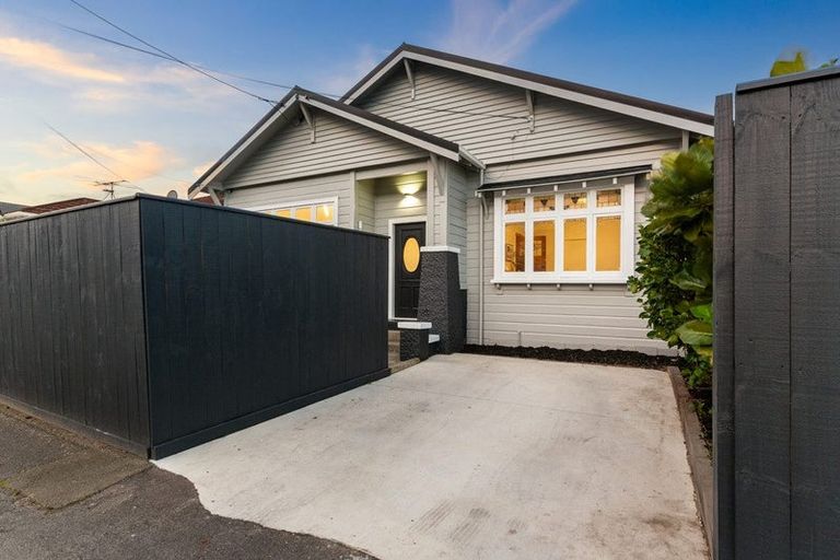 Photo of property in 137 Onepu Road, Lyall Bay, Wellington, 6022